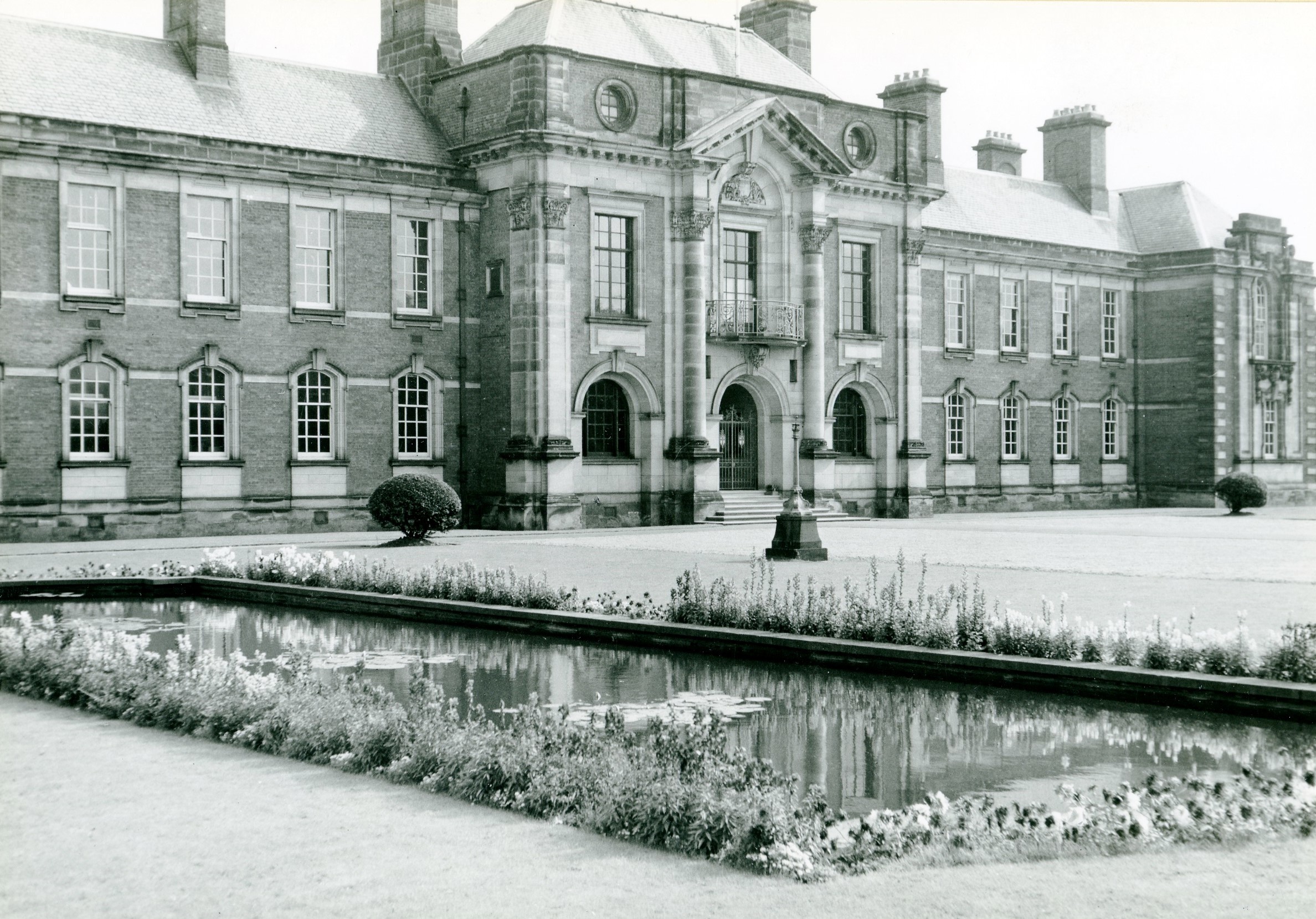 County Hall in Northallerton was completed in 1905 on the site of the racecourses grandstand