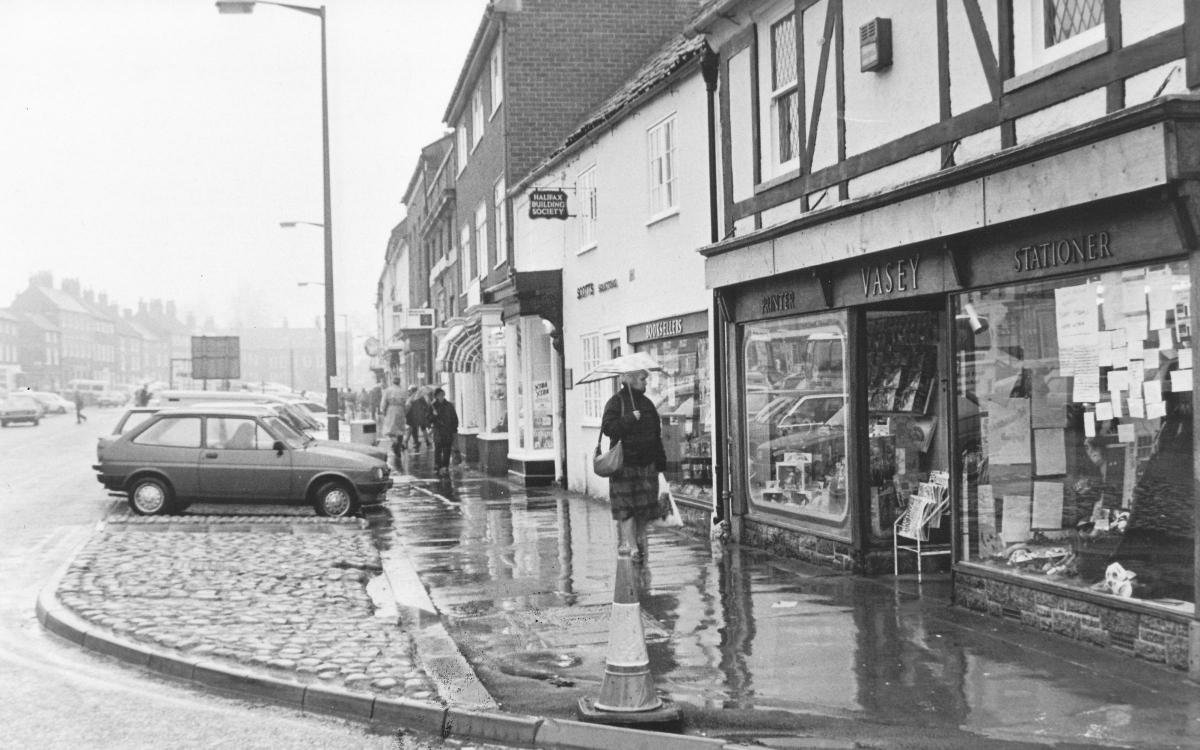 A rainy day for shoppers in Bedale High Street in October 1987