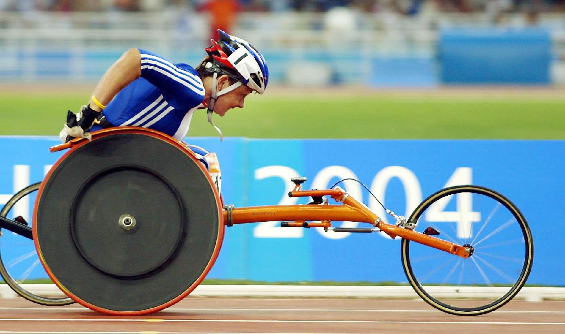 Tanni Grey-Thompson termine lors de la première manche du 800m T53 femmes aux Jeux paralympiques d'Athènes en 2004
