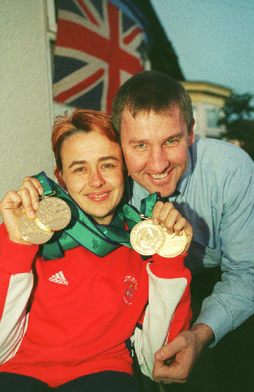Tanni Grey-Thompson à la maison à Redcar avec son mari Ian après avoir remporté quatre médailles d'or aux Jeux paralympiques de Sydney en 2000