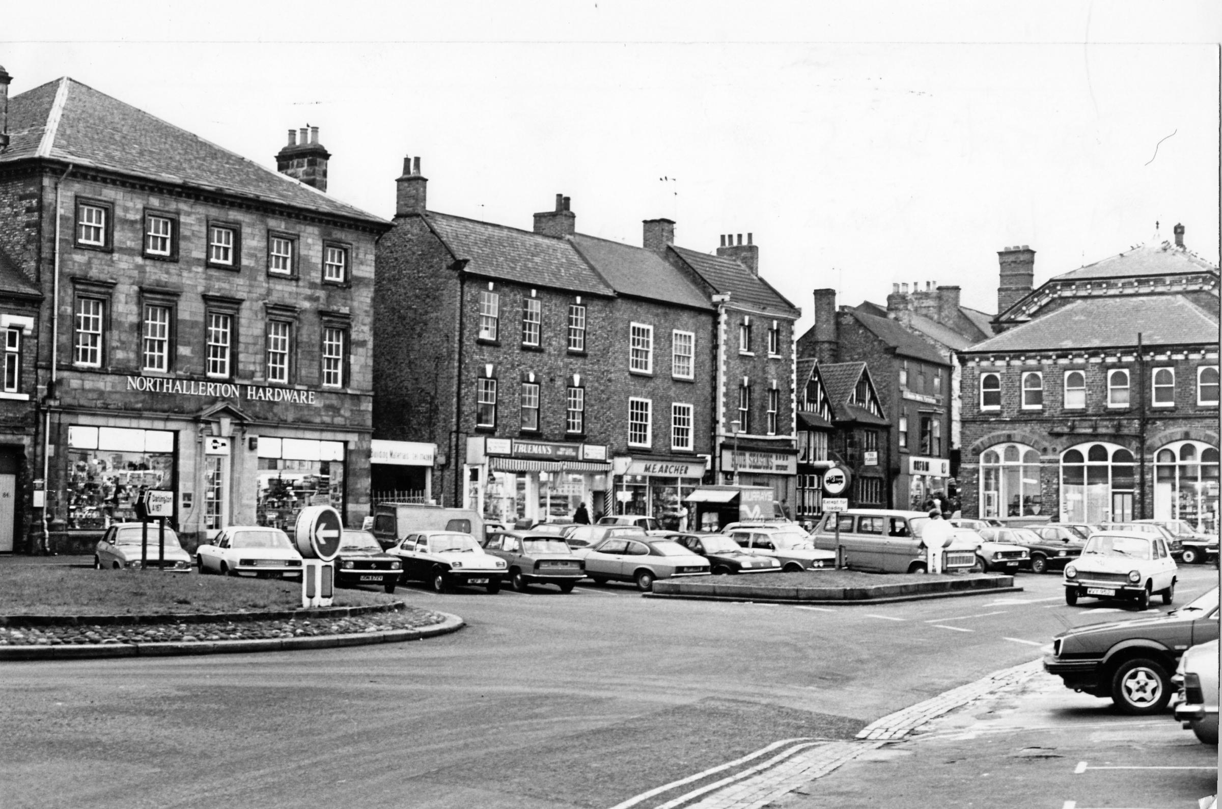 Northallerton High Street in December 1980, with the splendid Durham House on the left occupied by Northallerton Hardware. The entrance to the Metropole garage can be seen to the right of Durham House