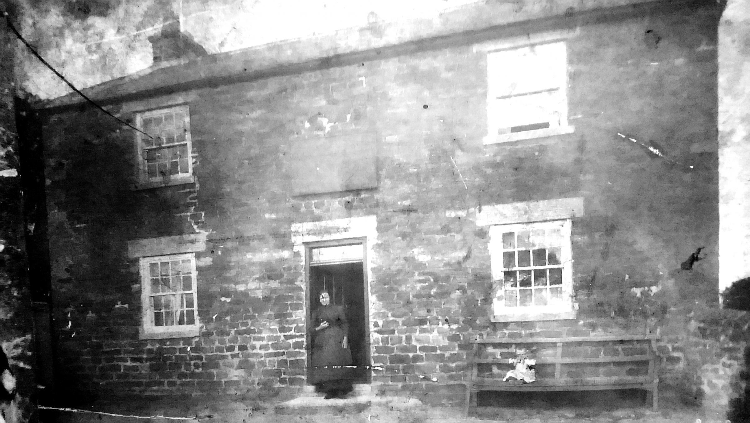 The Holly Hill Inn, Richmond, with Jane Lawson at the door in about 1901