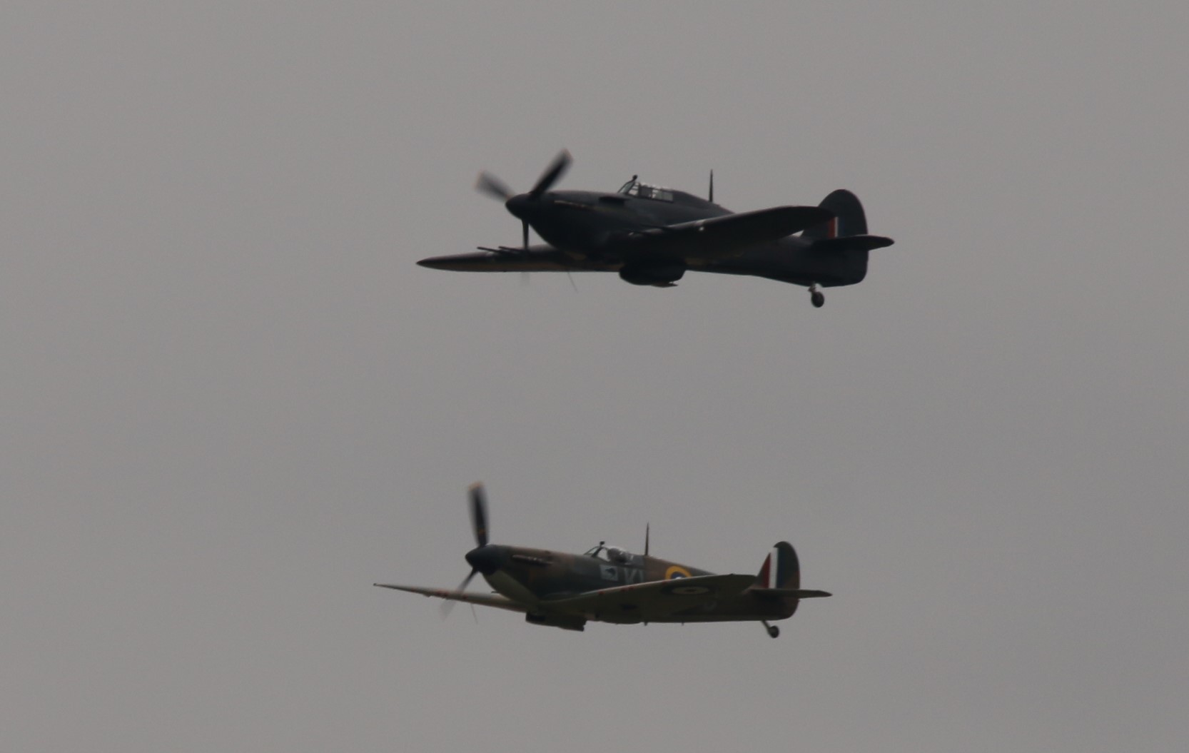 Спитфайр и Харрикейн из мемориального полета британских ВВС в битве за Британию 
