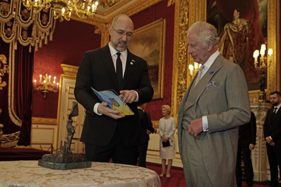 King receives sculpture gift from Ukrainian prime minister at palace reception